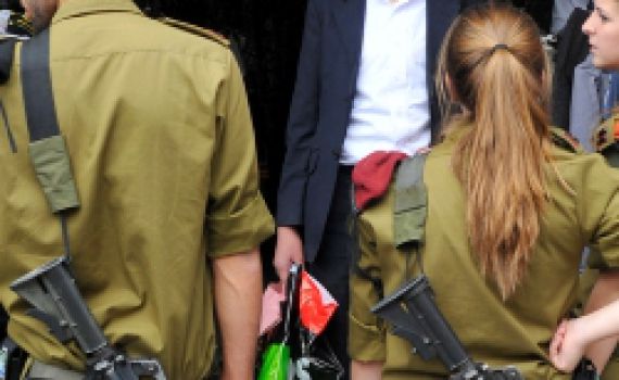 שו"ת: התאהבתי בחיילת חילונית, מה לעשות?