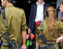 שו"ת: התאהבתי בחיילת חילונית, מה לעשות?