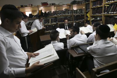 נאמני תורה ועבודה: כסף לישיבות מנוגד להלכה