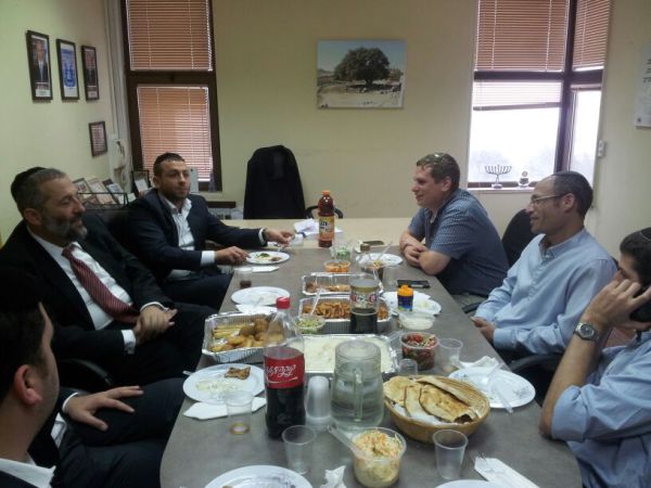 מתחנף למתנחלים: דרעי סייר בגוש עציון