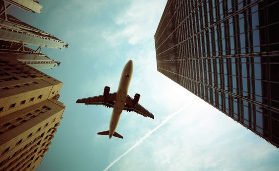 צפו: מטוס בואינג ניסה להמריא – והתנגש בבניין