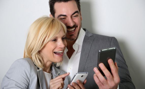 היה דייט מוצלח? היא מחכה שתשלח סמס‬