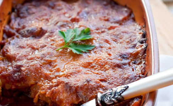 הישר מיוון: מתכון למוסקה – חציל ממולא בבשר אפוי