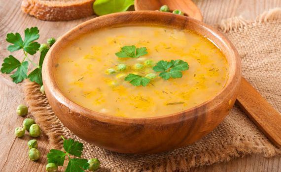 גשם בחוץ חם בפנים: מתכון למרק עדשים כתומות