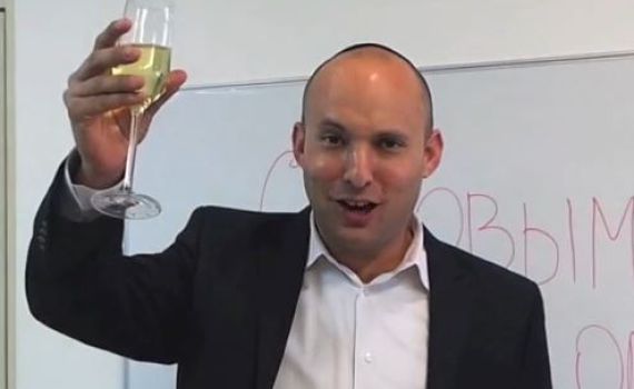 הבית היהודי? בנט מרים כוסית לשנה החדשה