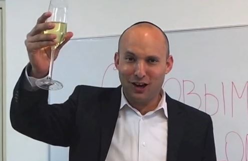 הבית היהודי? בנט מרים כוסית לשנה החדשה