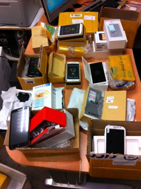 העלמות בחצי מיליון: 316 סמארטפונים מוברחים נתפסו ביום אחד