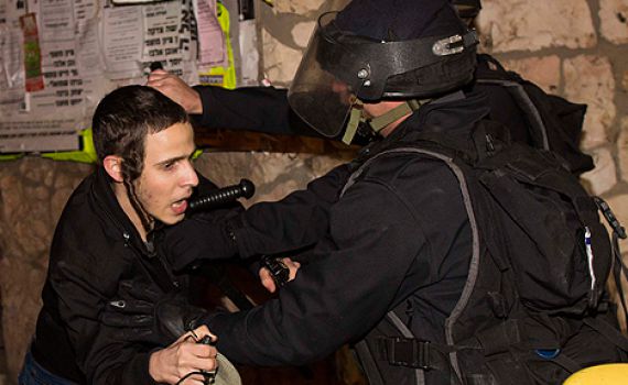 צפו: שוטר יס"מ תקף את כתב גל"צ, יאיר שרקי