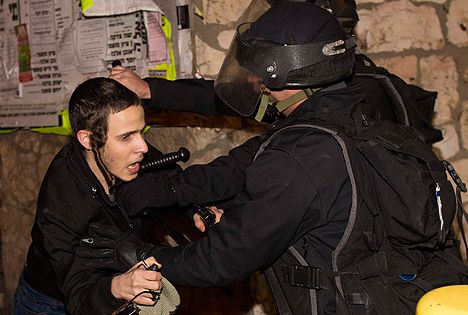 צפו: שוטר יס"מ תקף את כתב גל"צ, יאיר שרקי