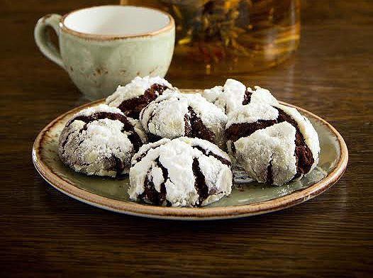 חגיגה מתוקה: מתכון לעוגיות שוקולד מושלגות