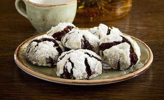 חגיגה מתוקה: מתכון לעוגיות שוקולד מושלגות