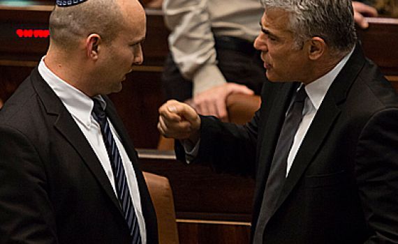 נפתלי בנט הולם ביאיר לפיד: יש עתיד היא דיקטטורה