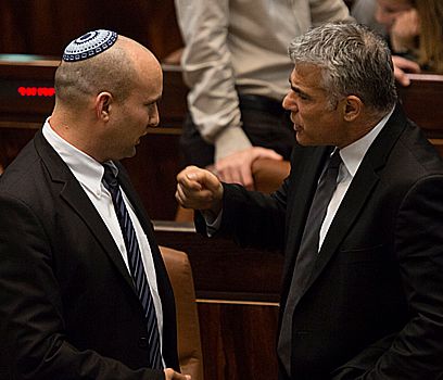 נפתלי בנט הולם ביאיר לפיד: יש עתיד היא דיקטטורה