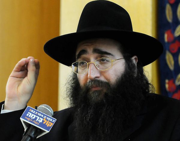 חשד: בכיר במשטרה קיבל טובות הנאה מהרב פינטו