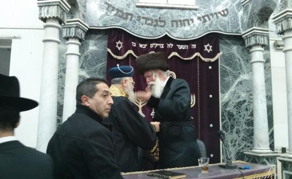 אורח בשיעורו של הרב יצחק יוסף: הרב יצחק גרוסמן