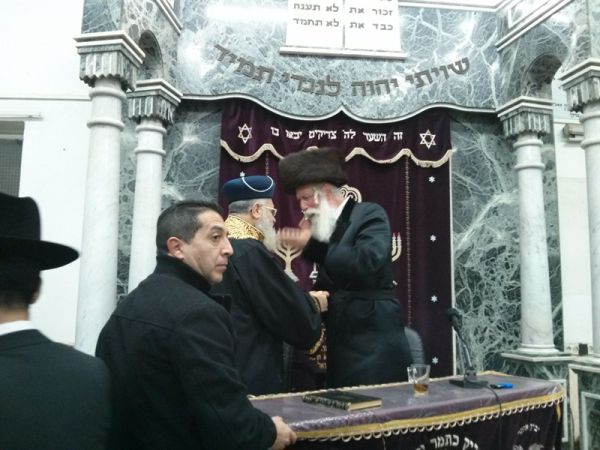 אורח בשיעורו של הרב יצחק יוסף: הרב יצחק גרוסמן