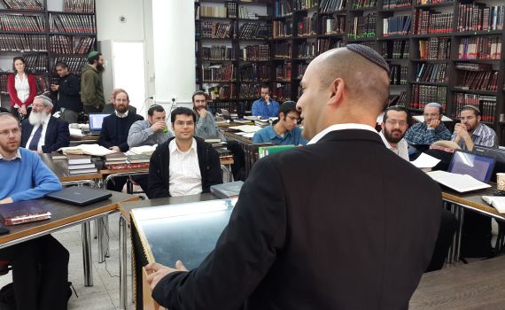 בנט הבטיח לאברכים: נפעל למינוי דיינים סרוגים