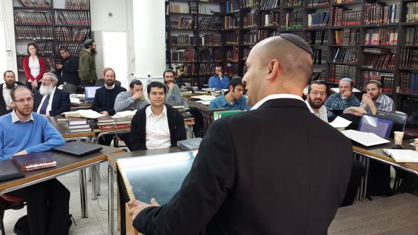 בנט הבטיח לאברכים: נפעל למינוי דיינים סרוגים