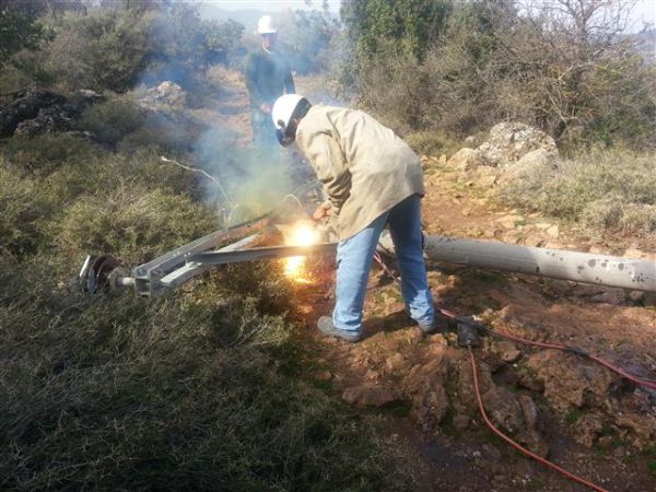 טיילו בבטחה: עמודי חשמל שקרסו בסופה פונו מנחל עמוד