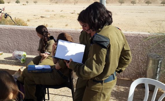 החיילות חגגו את סיום הקורס הצבאי בסיום מסכת