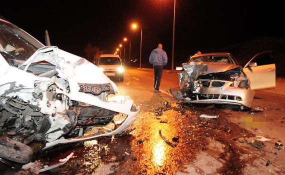 אם ושני ילדיה נפצעו קשה, הנהג הפוגע נמלט ברגל