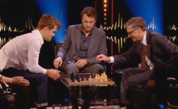 צפו: אלוף העולם בשחמט נגד האיש העשיר ביותר