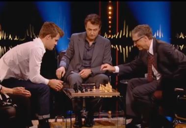 צפו: אלוף העולם בשחמט נגד האיש העשיר ביותר