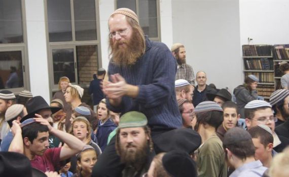 מאות חגגו את שובו של בעז אלברט ליצהר