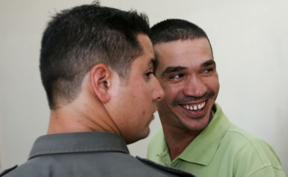 דריכות במשטרה: העבריין יצחק אברגי'ל חוזר לישראל