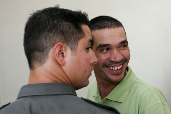 דריכות במשטרה: העבריין יצחק אברגי'ל חוזר לישראל