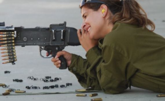 למרות עמדת הרבנים: שיא במספר הדתיות שהתגייסו לצה"ל