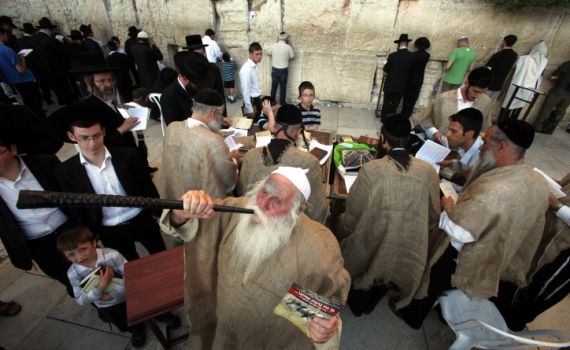 צפו בשידור חי: עצרת התפילה בכותל המערבי נגד נתניהו