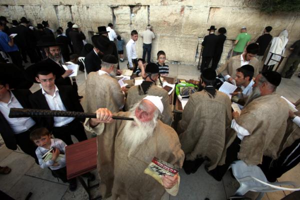 צפו בשידור חי: עצרת התפילה בכותל המערבי נגד נתניהו