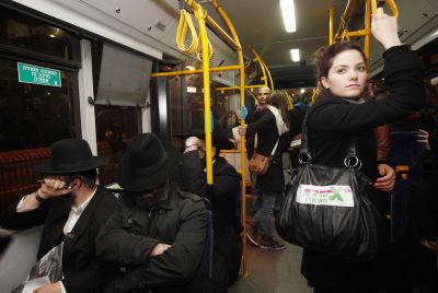 שו"ת סמס: חרדי אומר לאשתי לעבור אחורה, מה לעשות?