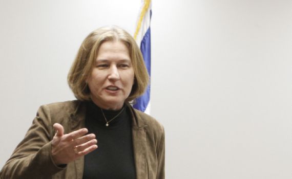 לבני לועגת: "בואו ונצא למסע פרסום בעולם בעקבות בנט"