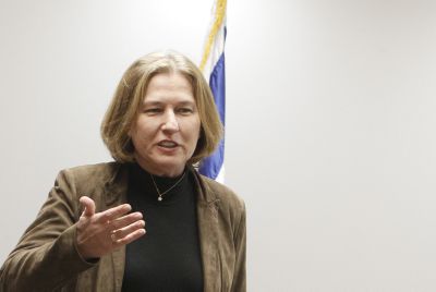 לבני לועגת: "בואו ונצא למסע פרסום בעולם בעקבות בנט"