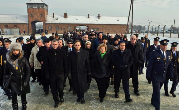 בגלל תקלה במטוס: בנט והרצוג תקועים בשדה-תעופה בפולין