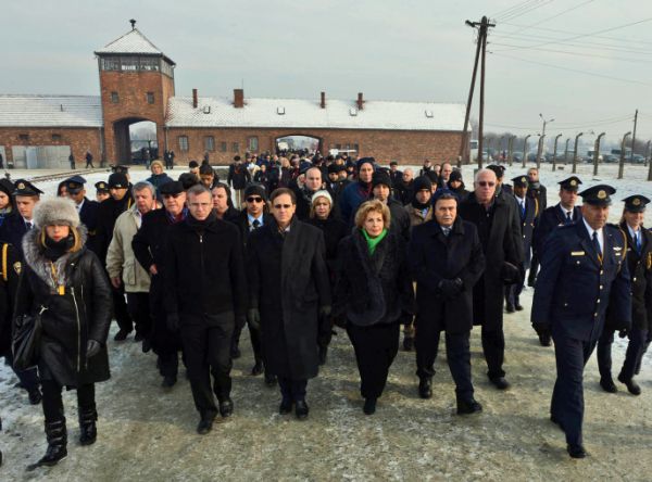 בגלל תקלה במטוס: בנט והרצוג תקועים בשדה-תעופה בפולין