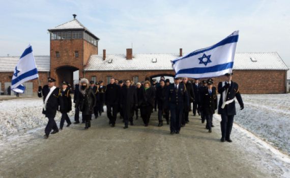 בתפילה ובהדלקת נרות נשמה צוין טקס יום השואה הבנ"ל באושוויץ