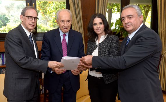 פרס קיבל את עצומת הח"כים לשחרור פולארד: "אעביר את הבקשה לאובמה"