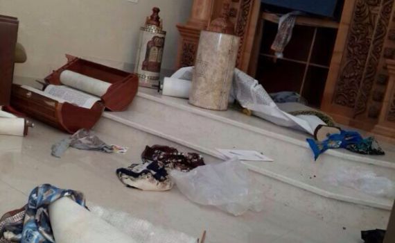 מזעזע: ספרי התורה נקרעו והושלכו על הרצפה