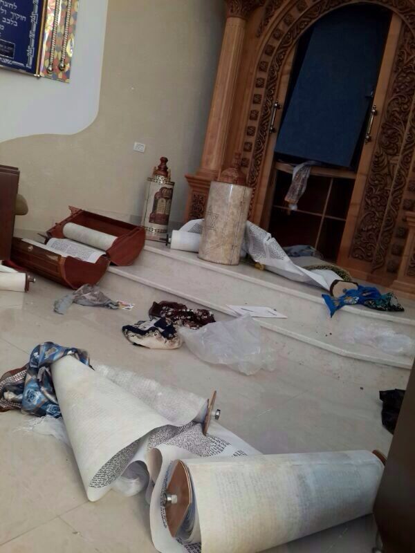 מזעזע: ספרי התורה נקרעו והושלכו על הרצפה