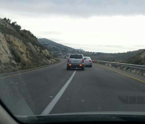 חוצפה: רה"מ הפלסטיני עקף בפס לבן ודרש התנצלות