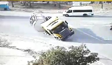 צפו: משאית חלב מתהפכת בצומת אלון שבות