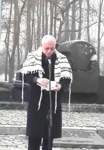 צפו: השר אורי אריאל אומר קדיש בטקס באושוויץ