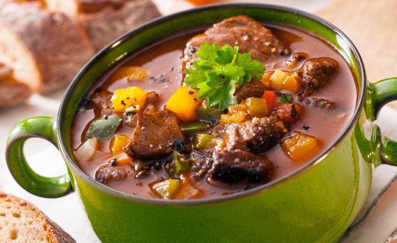 מחמם את החורף: מתכון לתבשיל בקר וירקות בקדרה