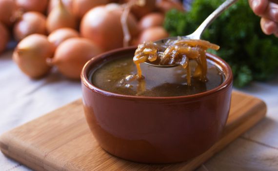 תבשיל חם ליום קר: מתכון למרק בצל וקרוטונים