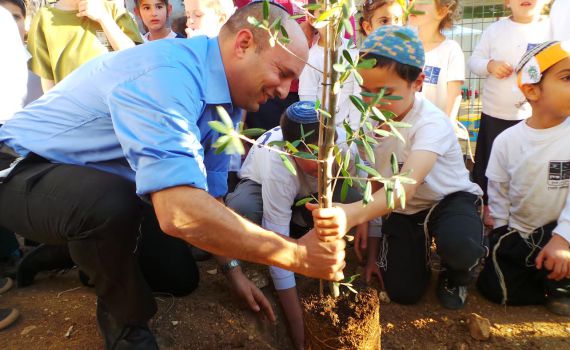 בנט בהר חברון: אנחנו נוטעים עצים בשביל להישאר פה לנצח