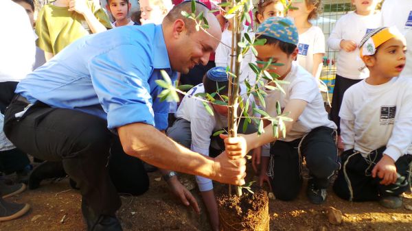 בנט בהר חברון: אנחנו נוטעים עצים בשביל להישאר פה לנצח