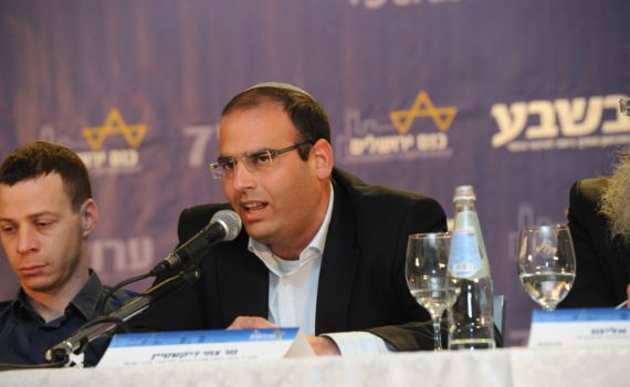 "אם לא תציבו אלטרנטיבה הבנות יצביעו ברגליים"